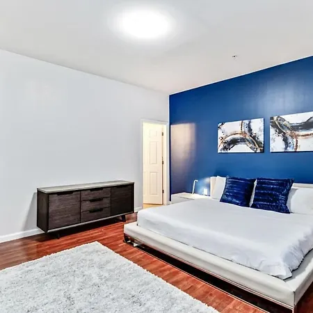 Lovely 2Bd Apt Steps From The Convention Center